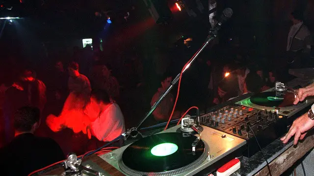UN IMPRENDITORE ITALIANO (NOME NON DISPONIBILE) HA ACQUISTATO E LAVORA COME DJ IN UNA DISCOTECA A TIRANA. ANSA/DM