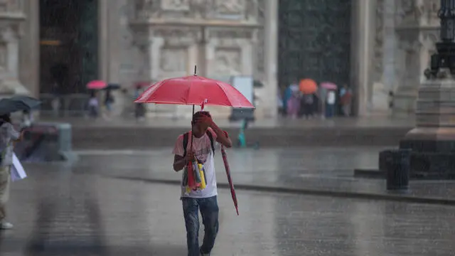 Secondo giorno di pioggia e allerte meteo a Milano, i turisti e i lavoratori del centro erano oggi tutti pronti Milano, 28 agosto 2023, ANSA/DAVIDE CANELLA