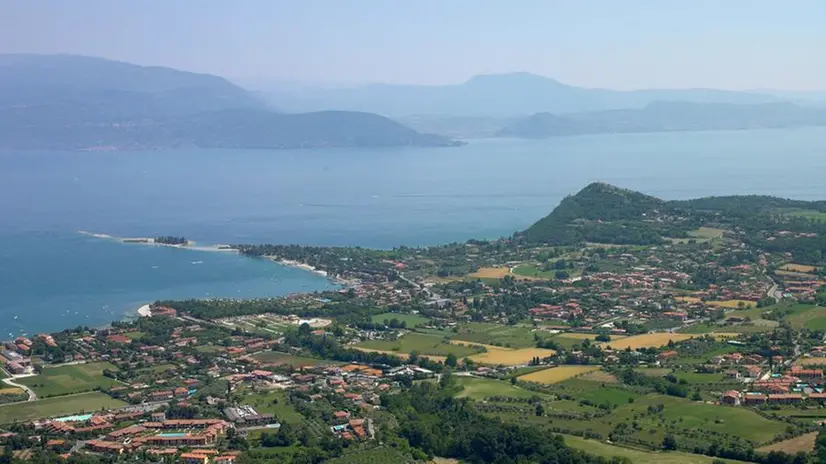 Una veduta di Manerba dall'alto