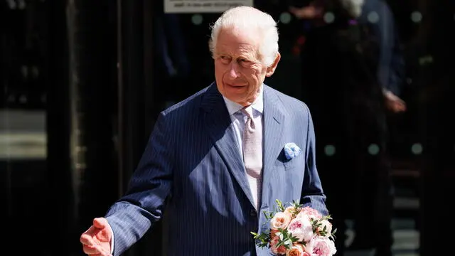 epa11309933 Britain's King Charles III leaves after visiting the University College Hospital Macmillan Cancer Centre in London, Britain, 30 April 2024. This is the King's first public appointment following his cancer diagnosis. He will continue to receive treatment but his medical team have said they were pleased with his progress. EPA/TOLGA AKMEN