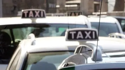 Alcuni taxi incolonnati - Foto Ansa © www.giornaledibrescia.it