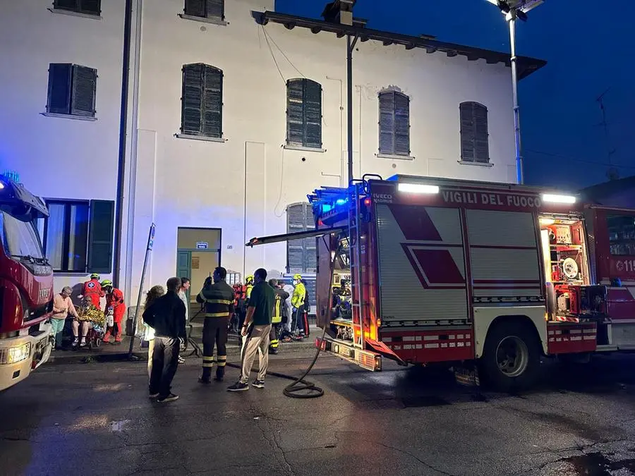 Palazzina in fiamme a Manerbio, evacuati 30 appartamenti