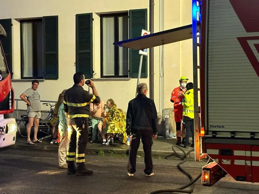 Palazzina in fiamme a Manerbio, evacuati 30 appartamenti