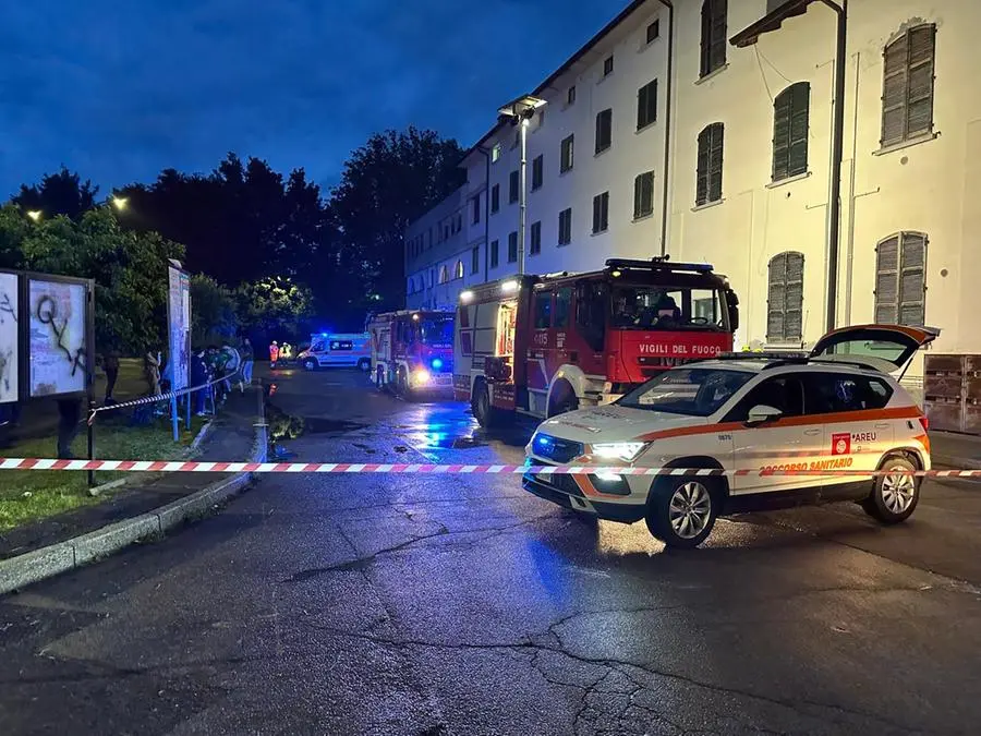 Palazzina in fiamme a Manerbio, evacuati 30 appartamenti