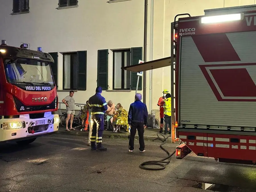 Palazzina in fiamme a Manerbio, evacuati 30 appartamenti