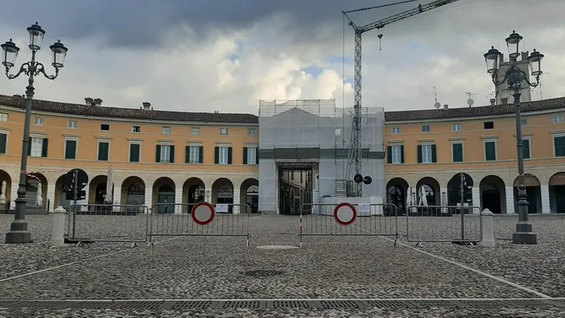 In piazza Cavour a Rovato rimarranno solo i posteggi a parcometro che però saranno più brevi