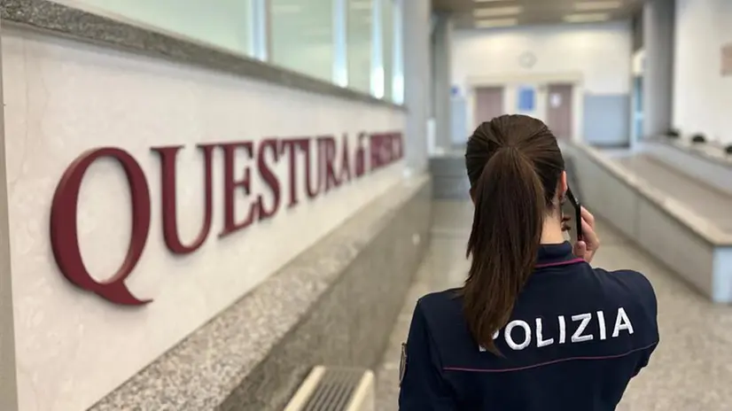 Un'agente della polizia