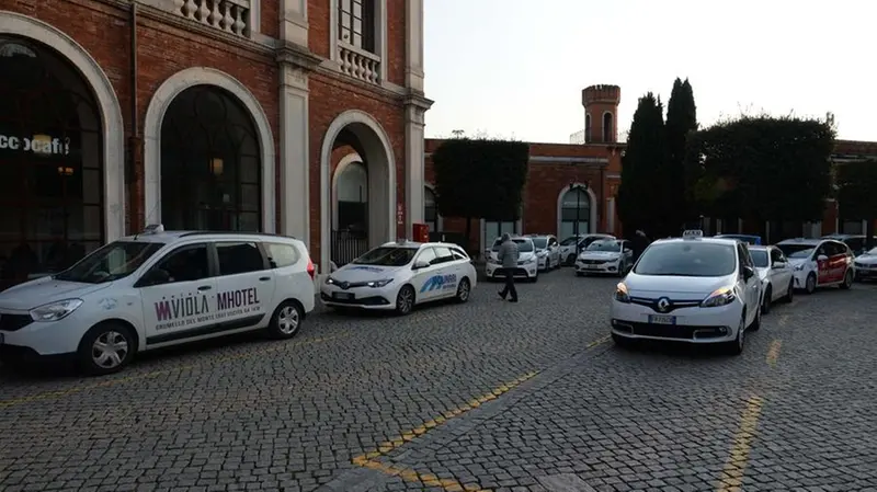 Il senso di insicurezza in stazione tra i taxisti è sempre più diffuso  © www.giornaledibrescia.it