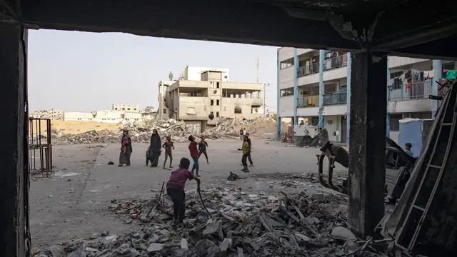 epa11353613 Displaced Palestinians live in a destroyed UNRWA school after the Israeli army asked them to evacuate the city of Rafah, in the Khan Yunis camp in the southern Gaza Strip. 19 May, 2024. Since 07 October 2023, up to 1.7 million people, or more than 75 percent of the population, have been displaced throughout the Gaza Strip, some more than once, in search of safety, according to the United Nations Relief and Works Agency for Palestine Refugees in the Near East (UNRWA), which added that the Palestinian enclave is 'on the brink of famine', with 1.1 million people (half of its population) 'experiencing catastrophic food insecurity' due to the conflict and restrictions on humanitarian access. EPA/HAITHAM IMAD