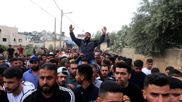 epa11276807 Mourners react as others carry the body of Palestinian Jihad Abu Alia during the funeral procession following clashes the previous night in the West Bank village of Al-Mughayyir, near Ramallah, 13 April 2024. According to the Palestinian Health Ministry, at least one Palestinian was killed and 27 others were wounded, while dozens of vehicles and houses were set ablaze by settlers during clashes that erupted the previous night amid an Israeli operation in the area. Settlers rampaged through several Palestinian West Bank villages on 11 and 12 April, vandalizing property and causing injuries and a fatality during the search for missing Israeli teen Benjamin Achimeir. The teenager's body was found nearby, Israeli authorities said on 13 April. EPA/ALAA BADARNEH