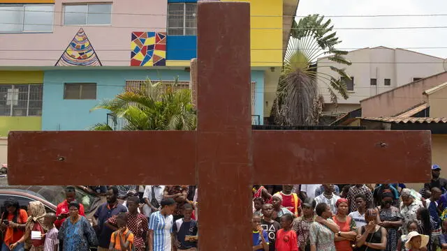 epa11249633 Worshippers follow members of the St Francis Catholic church during the Station of the Cross procession on Good Friday in Ikeja, Lagos, Nigeria, 29 March 2024. Christians of the Catholic and Western Christian churches around the world on 29 March this year commemorate Good Friday, the day when, according to the Bible, Jesus was crucified by the Romans in Jerusalem. EPA/EMMANUEL ADEGBOYE