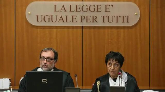 Il giudice Renato Orfanelli (s) e la presidente Rosanna Ianniello durante la prima udienza del processo "Mafia Capitale" presso l'aula Occorsio del Tribunale di Roma, 5 novembre 2015. ANSA/ALESSANDRO DI MEO