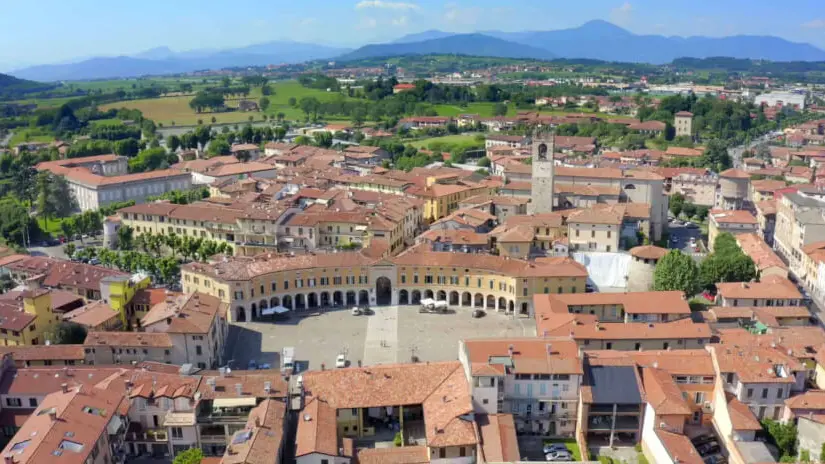 Un veduta con la piazza centrale di Rovato