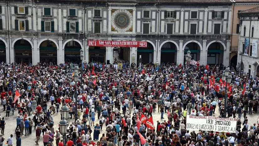 Piazza Loggia gremita per ricordare la strage del 28 maggio 1974, lo scorso anno - Foto Marco Ortogni Neg © www.giornaledibrescia.it