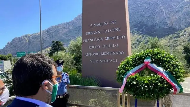 Una foto tratta dal profilo Twitter del leader della Lega Matteo Salvini mostra il momento in cui depone una corona di alloro sul luogo della strage in cui morirono il giudice Falcone, la moglie e gli agenti di scorta, 12 Giugno 2020. TWITTER