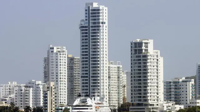 epa11114591 Four tourist cruises arrive in Cartagena, Colombia, 30 January 2024. Cartagena de Indias, one of the most popular tourist destinations in Colombia, received, for the first time in the country's history, six cruise ships in one day, which means that about 13,200 tourists visited the city. EPA/Ricardo Maldonado Rozo