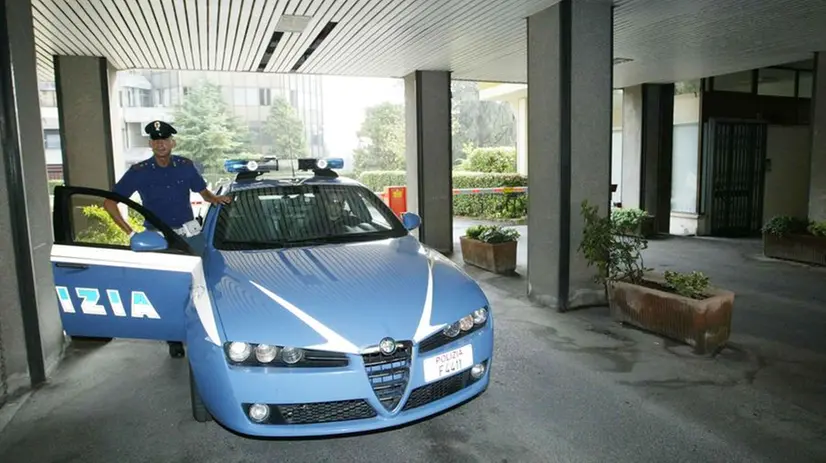 In una foto d'archivio, un poliziotto in via Cipro durante dei controlli - © www.giornaledibrescia.it