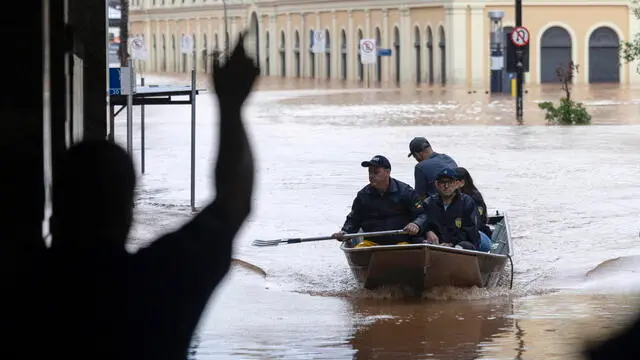 epa11320374 People pass through the flooded area of the Public Market in boats after the flooding of Lake Guaiba in the city of Porto Alegre, Brazil, 05 May 2024. Devastating floods in southern Brazil have killed at least 67 people, while another 101 remain missing, authorities said on the morning of 05 May. EPA/Isaac Fontana