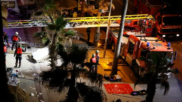 epa11364807 Emergency services at the scene of a building collapse at the 'Medusa Beach Club' restaurant at Palma Beach in Palma de Mallorca, Balearic Islands, Spain, 23 May 2024. According to officials four people have died and at least 27 have been injured when the 'Medusa Beach Club' restaurant collapsed. EPA/Cati Cladera