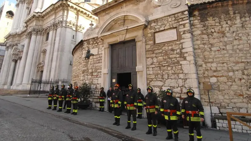 Vigili del fuoco in piazza Paolo VI - © www.giornaledibrescia.it