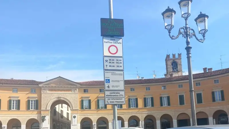 Il varco della ztl in piazza Cavour a Rovato