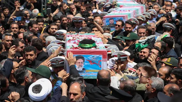epa11362704 A handout photo made available by the Iranian presidency shows, Iranians carry the coffin of late president Ebrahim Raisi take part in his funeral ceremony in Mashhad, Iran, 23 May 2024. Iranian president Raisi and seven others, among them foreign minister Amir-Abdollahian, were killed in a helicopter crash on 19 May 2024, after an official visit in Iran's northwest near the border with Azerbaijan, the Iranian government confirmed. Iran's Supreme Leader Ayatollah Ali Khamenei on 20 May announced a five-day public mourning following Raisi's death. EPA/IRANIAN PRESIDENCY / HANDOUT HANDOUT EDITORIAL USE ONLY/NO SALES HANDOUT EDITORIAL USE ONLY/NO SALES