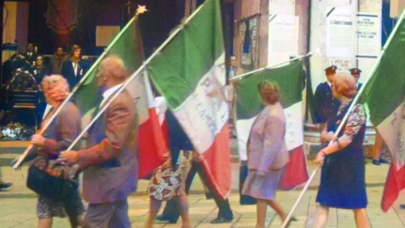 Il corteo davanti alle bare di sei delle otto vittime della strage, il 31 maggio 1974