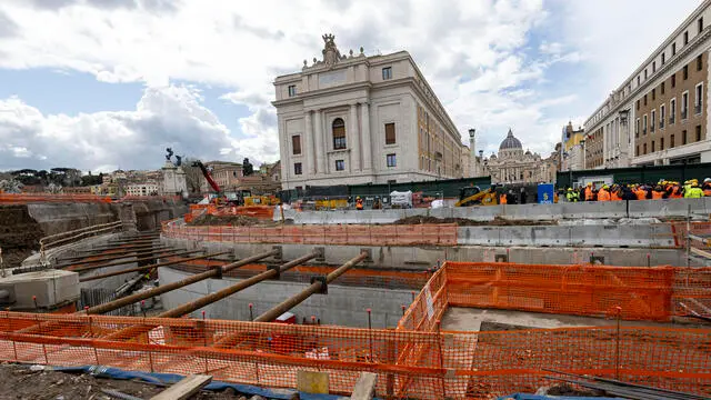 Il cantiere a piazza Pia per i lavori del Giubileo 2025. Roma 4 marzo 2024 ANSA/MASSIMO PERCOSSI
