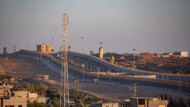 epa11367097 The border fence between the Gaza Strip and Egypt in Rafah, southern Gaza, 24 May 2024. The makeshift camp for internally displaced Palestinians previously located in the area was dismantled by Palestinians following an evacuation order by Israeli forces. The International Court of Justice (ICJ) on 24 May ordered Israel to halt its military operation in Rafah, to open the Rafah border crossing with Egypt to allow for the entry of humanitarian aid, to allow access to Gaza for investigators, and to report to the court within one month on its progress. More than 35,000 Palestinians and over 1,400 Israelis have been killed, according to the Palestinian Health Ministry and the Israel Defense Forces (IDF), since Hamas militants launched an attack against Israel from the Gaza Strip on 07 October 2023, and the Israeli operations in Gaza and the West Bank which followed it. EPA/HAITHAM IMAD