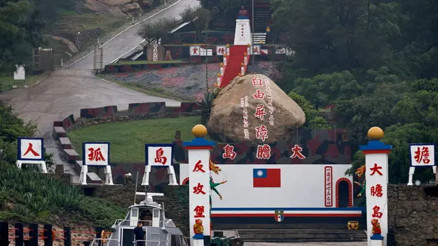epa11365580 Anti-Chinese communism slogans are seen at the outlying Dadan Island where Taiwanese soldiers are stationed on, in Kinmen, Taiwan, 24 May 2024. According to Taiwan's national news agency Central News Agency, the Taiwanese coast guards have increased security near restricted waters in the Taiwan Straits following reports of Chinese coast guard incursions on the second day of military drills conducted by China around Taiwan. China's Eastern Theater Command of the Chinese People's Liberation Army (PLA) continued joint drills surrounding Taiwan Island for a second day with operations conducted to 'test the command's capabilities to jointly take control of battlefield and launch joint strikes', according to state media Xinhua. EPA/DANIEL CENG