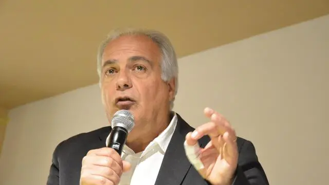 Roberto Salis in occasione di un evento ad Aosta della campagna elettorale per le europee di Alleanza Verdi Sinistra, che candida sua figlia Ilaria come capolista nella circoscrizione Italia Nord-occidentale, Aosta, 25 maggio 2024. ANSA/ THIERRY PRONESTI