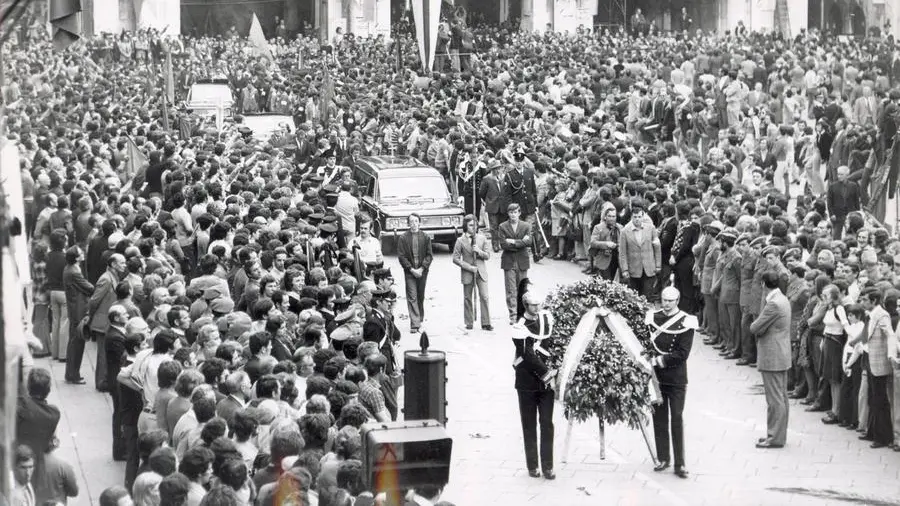 Migliaia di bresciani parteciparono ai funerali delle vittime della strage di piazza Loggia © www.giornaledibrescia.it