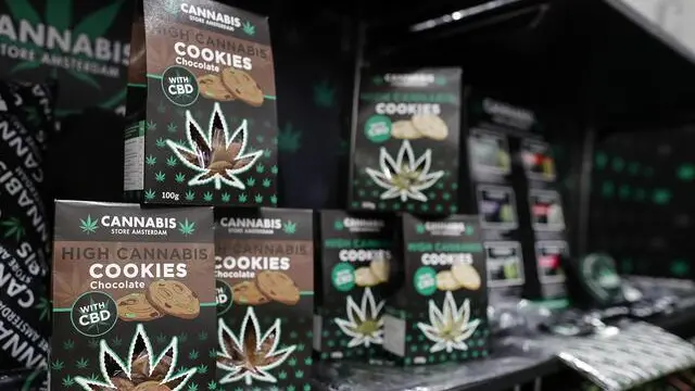 Prodotti realizzati con cannabis light e derivari dalla canapa in un negozio di Roma, 09 maggio 2019. ANSA/RICCARDO ANTIMIANI