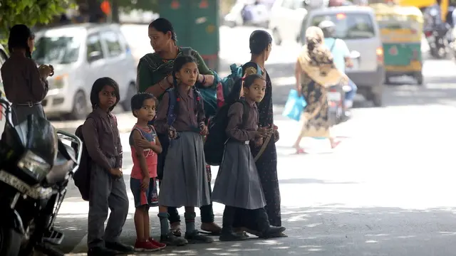 epa11311842 School children escorted by their parents in New Delhi, India, 01 May 2024. About a hundred schools in Delhi and the national capital region received bomb threats early on May 01, prompting evacuations. The national capital's lieutenant governor, VK Saxena, said police had traced the origin of the hoax bomb emails sent to nearly 100 schools. EPA/HARISH TYAGI