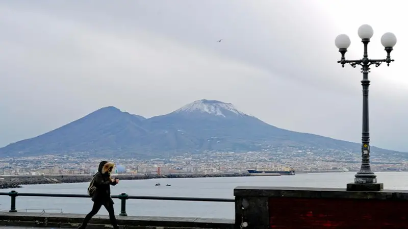 Un'immagine del Vesuvio a Napoli - Foto Ansa/Ciro Fusco © www.giornaledibrescia.it