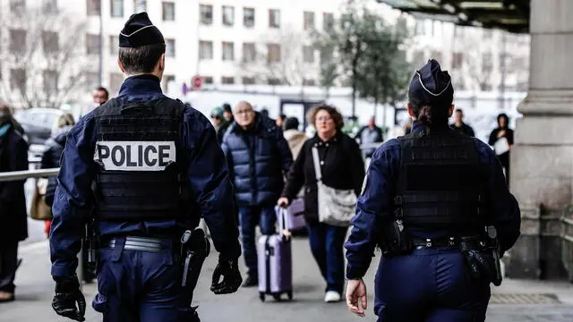 epa11122805 Police patrol the area around Gare de Lyon train station in Paris, France, 03 February 2024. Three people were injured in a knife attack on the morning of 03 February at Gare de Lyon in Paris, according to the Paris Police Prefecture.The preliminary investigation does not â€˜suggest that this is a terrorist actâ€™, prefect of police Laurent Nunez said. The attacker has been arrested. EPA/TERESA SUAREZ