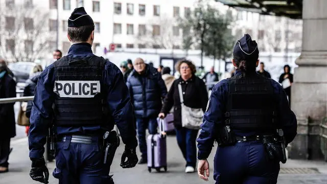 epa11122805 Police patrol the area around Gare de Lyon train station in Paris, France, 03 February 2024. Three people were injured in a knife attack on the morning of 03 February at Gare de Lyon in Paris, according to the Paris Police Prefecture.The preliminary investigation does not ‘suggest that this is a terrorist act’, prefect of police Laurent Nunez said. The attacker has been arrested. EPA/TERESA SUAREZ