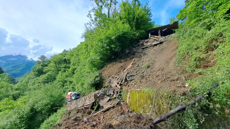 La frana che ostruiva la strada a Pertica Bassa © www.giornaledibrescia.it