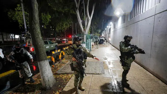 epa10990363 Soldiers guard the headquarters of the Specialized Prosecutor's Office for Organized Crime (Femdo) following the transfer of Nestor Isidro Garcia 'El Nini', alleged head of security of Los Chapitos criminal group, in Mexico City, Mexico, 22 November 2023. The Secretariat of Security and Citizen Protection (SSPC) of Mexico reported that the head of security of the Los Chapitos group, made up of the four sons of drug trafficker Joaquin 'El Chapo' Guzman, was arrested by agents of the Secretariat of National Defense (Sedena) in Sinaloa state capital Culiacan. EPA/Isaac Esquivel