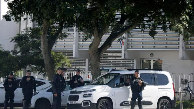 epa11361795 Security forces stand guard outside the French High Commissioner's office as French President Emmanuel Macron meets with New Caledonia's elected officials in Noumea, France's Pacific territory of New Caledonia on 23 May 2024. The President's trip comes on the heels of military evacuation flights for Australians and New Zealanders from the small Magenta domestic airport in New Caledonia's capital Noumea, which touched down in Brisbane and Auckland in the evening of 21 May. EPA/LUDOVIC MARIN / POOL MAXPPP OUT