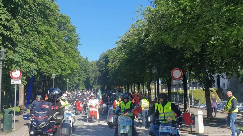 Oltre 150 Vespe hanno dato corso oggi alla Centomiglia in Vespa XVII Edizione