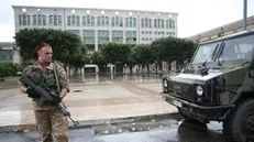 20101018 REGGIO CALABRIA CLJ militari del 1° Reggimento Bersaglieri di Cosenza, davanti al CEDIR sede degli uffici dellla procura e del comune di Reggio Calabria FOTO ANSA/FRANCO CUFARI