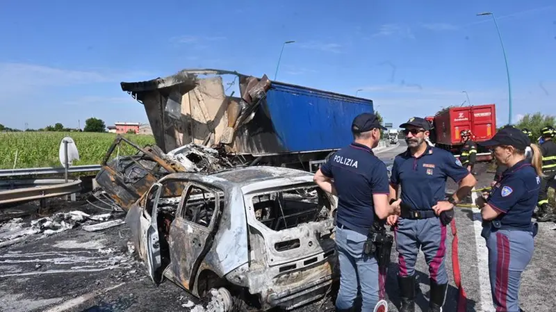 Schianto tra due mezzi pesanti e un'auto a Peschiera: due morti