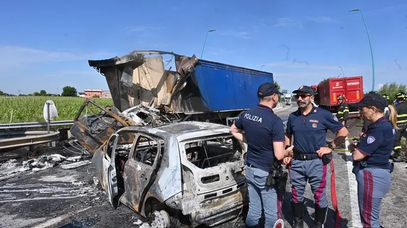 Schianto tra due mezzi pesanti e un'auto a Peschiera: due morti