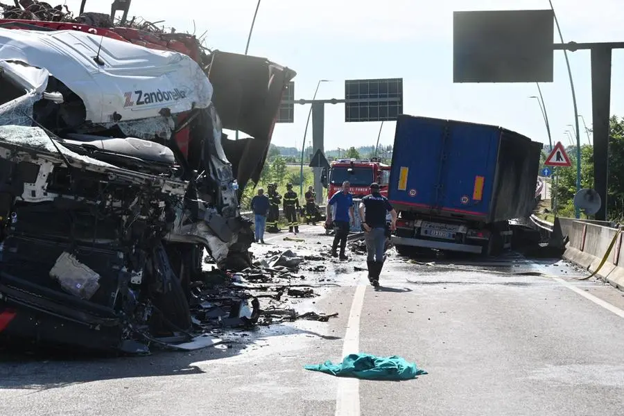 Schianto tra due mezzi pesanti e un'auto a Peschiera: due morti