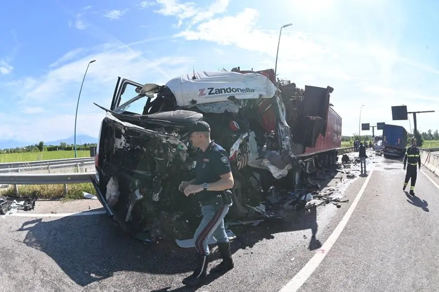 Schianto tra due mezzi pesanti e un'auto a Peschiera: due morti
