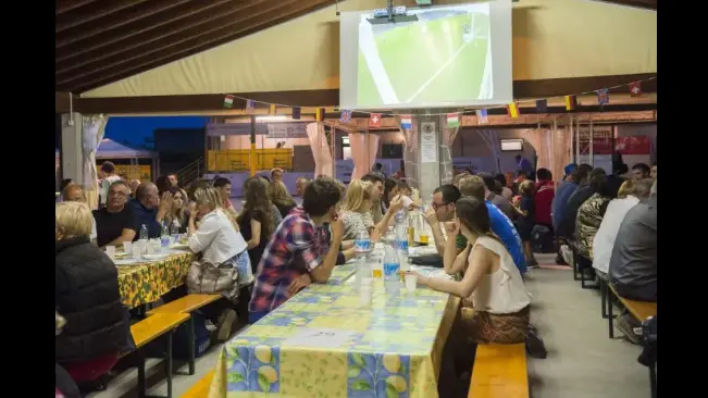 Tavolate e calcio: l'abbinata vincente anche a Porzano di Leno - © www.giornaledibrescia.it