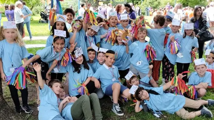 Il corteo colorato della scuola Marcolini che porta il messaggio di pace