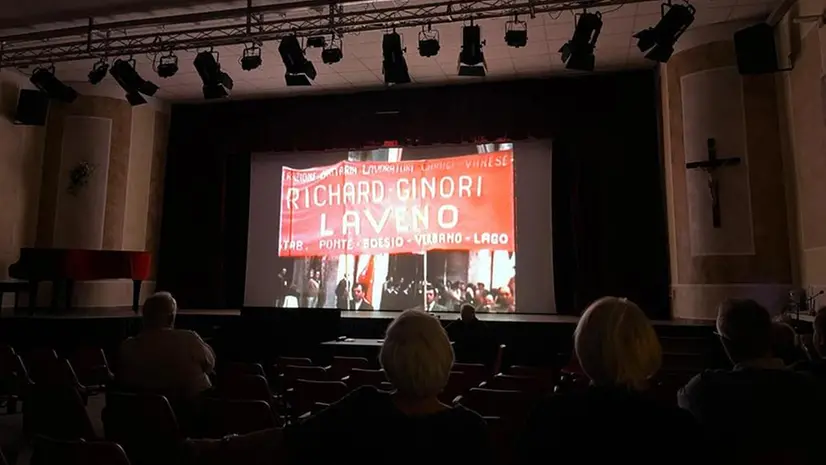 La proiezione del filmato nel teatro parrocchiale del Villaggio Violino