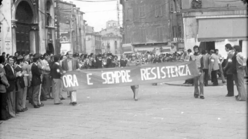 Il corteo antifascista dei bresciani in piazza Loggia